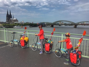 Bisikletleriyle Ailece 26 Ülke Gezdiler