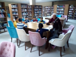 İlkokul Öğrencileri Hafta Sonu Kütüphanede