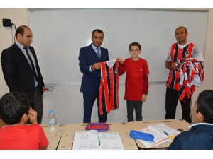 Şanlıurfa’daki Öğrenciye Basketbolcuların İmzaladığı Forma Hediyesi