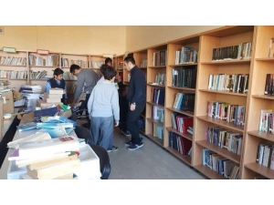 Öğretmen Ve Öğrencilerin Girişimiyle Okula Kütüphane Kuruldu