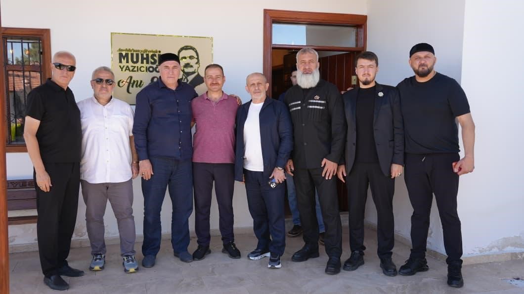 cecenistan-cumhuriyeti-nden-muhsin-yazicioglu-nun-hatirasina-vefa-ziyareti