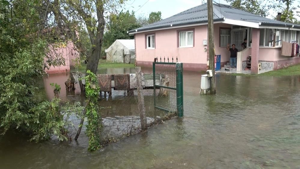carsamba-yi-sel-aldi-30-dan-fazla-mahalle-yagislardan-olumsuz-etkilendi