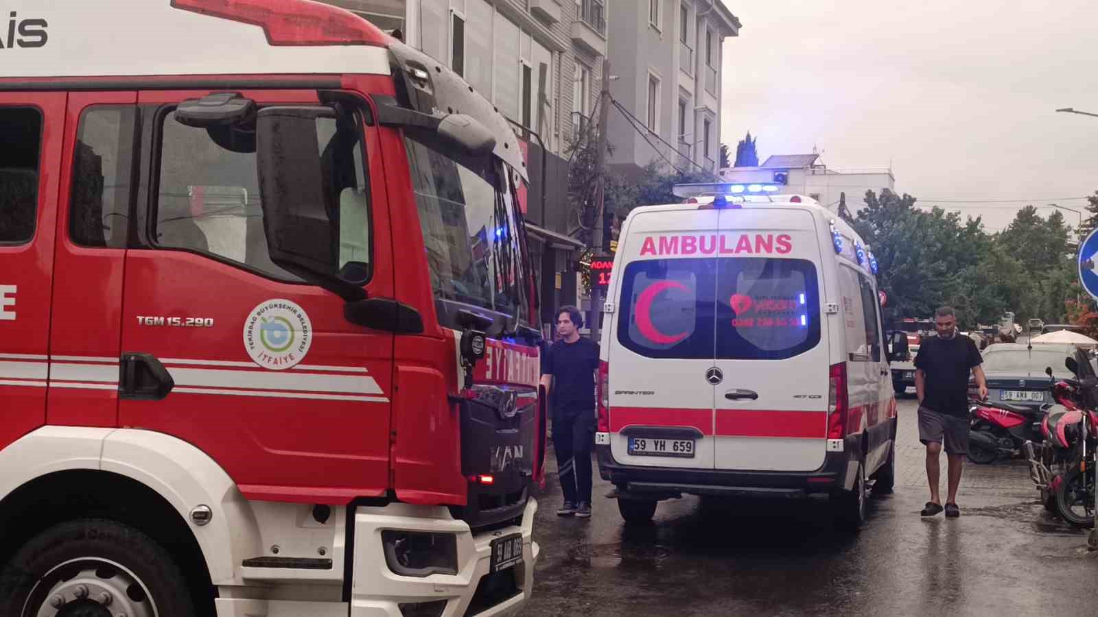 tekirdag-da-yangin-panigi-yogun-duman-uzerine-cok-sayida-ekip-sevk-edildi