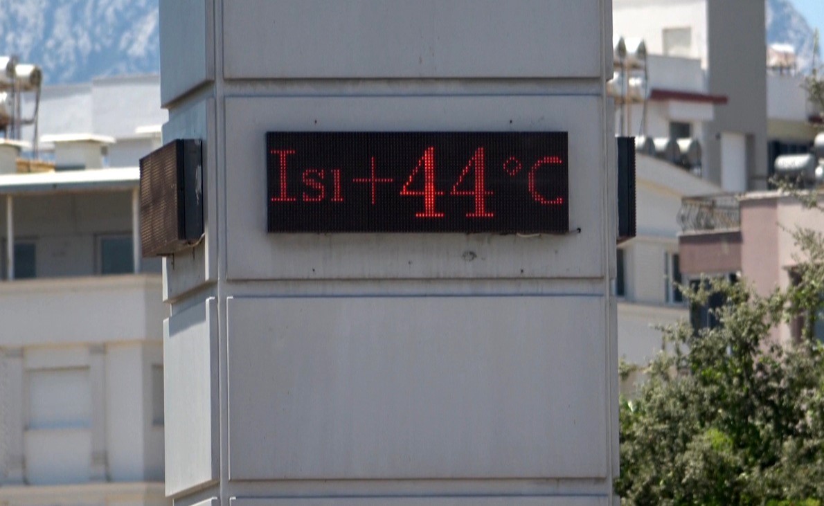 antalya-da-termometreler-44-dereceyi-gordu