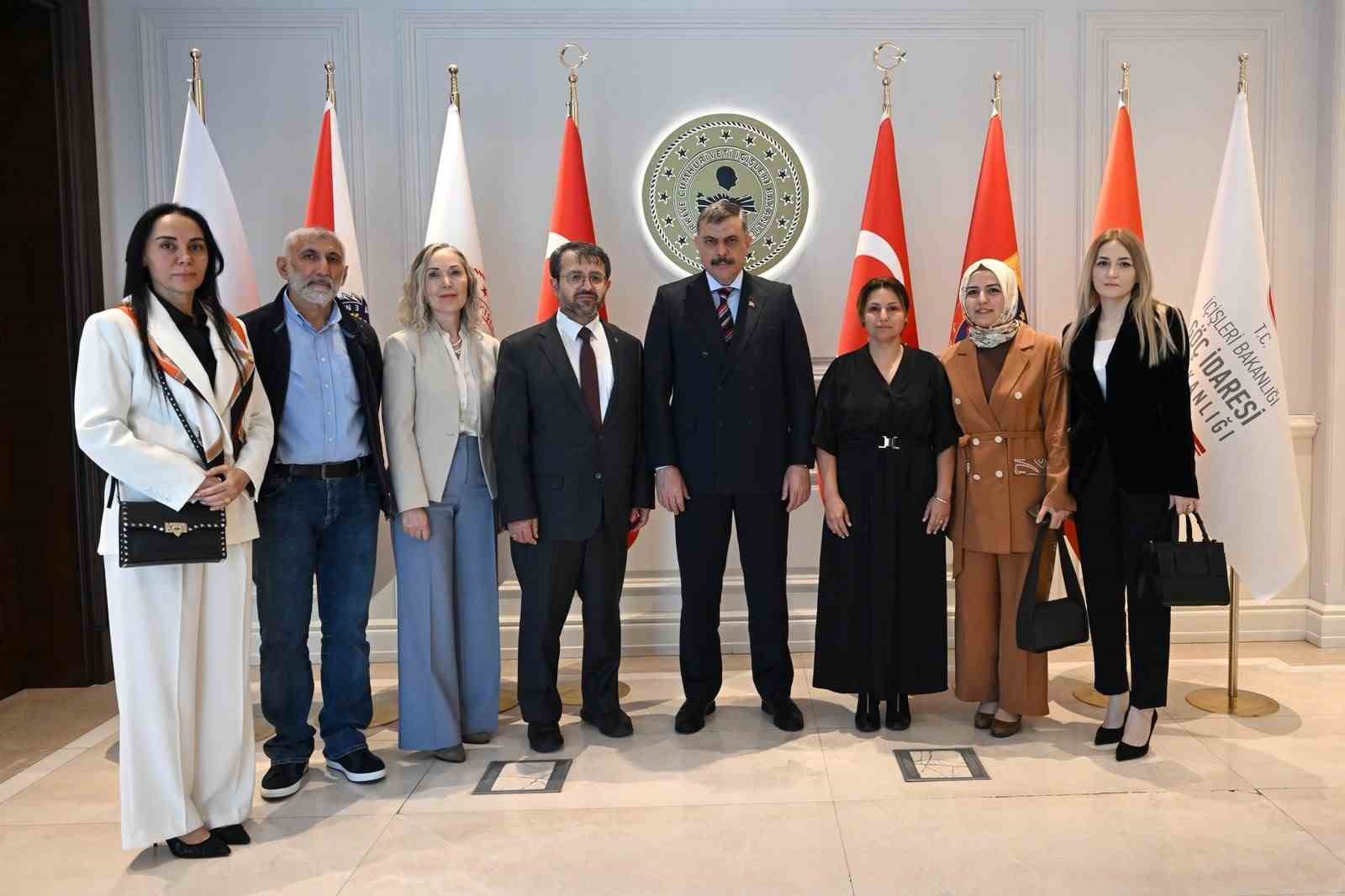 bakan-ciftci-yil-basina-kadar-sokak-kopeklerinin-hepsini-barinaklara-toplatacagim