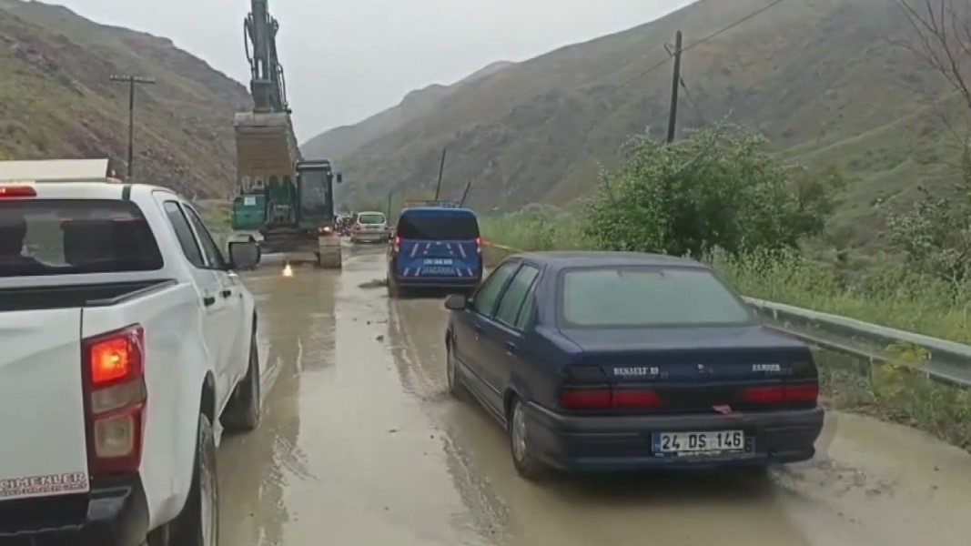 selin-kapattigi-erzincan-kemah-yolu-yeniden-ulasima-acildi