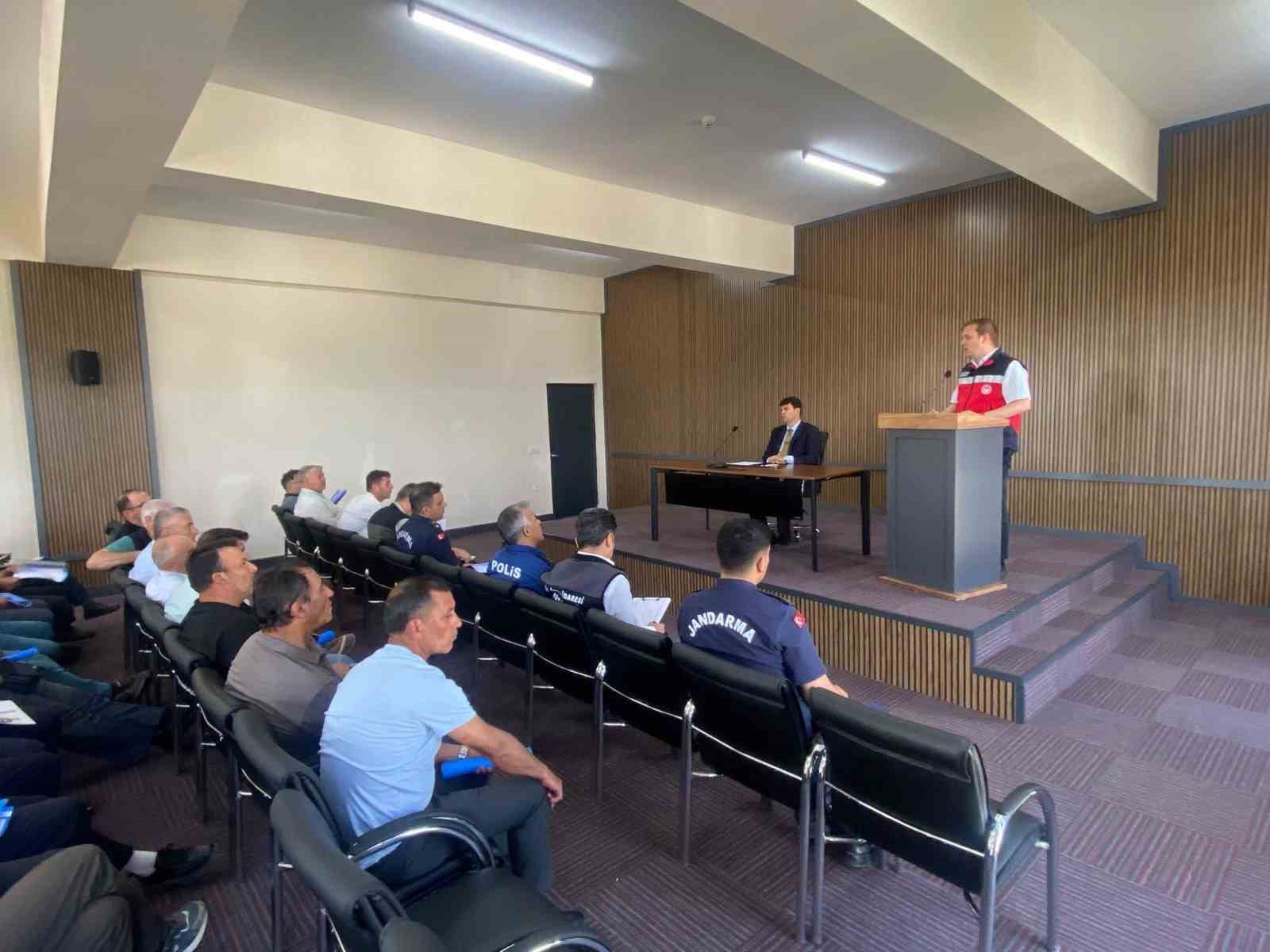 gediz-de-bicerdover-hizmetleri-ve-aniz-yanginlarina-karsi-bilgilendirme-toplantisi