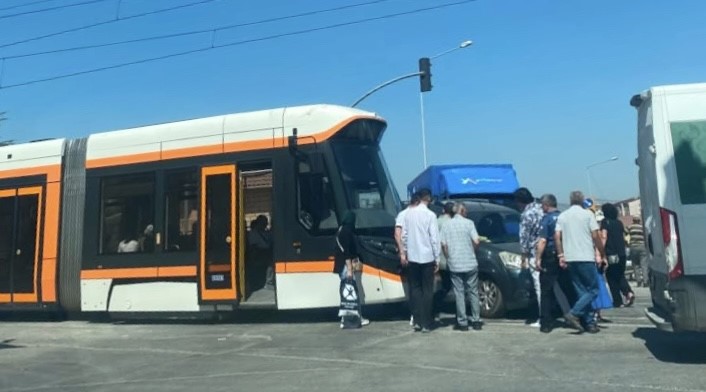 eskisehir-de-tramvay-ile-arac-carpisti-seferlerde-aksama-yasandi