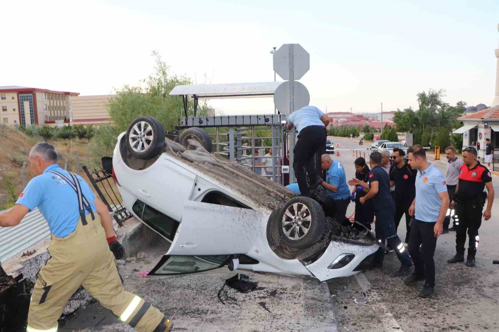 karaman-da-takla-atan-otomobildeki-4-universite-ogrencisi-yaralandi