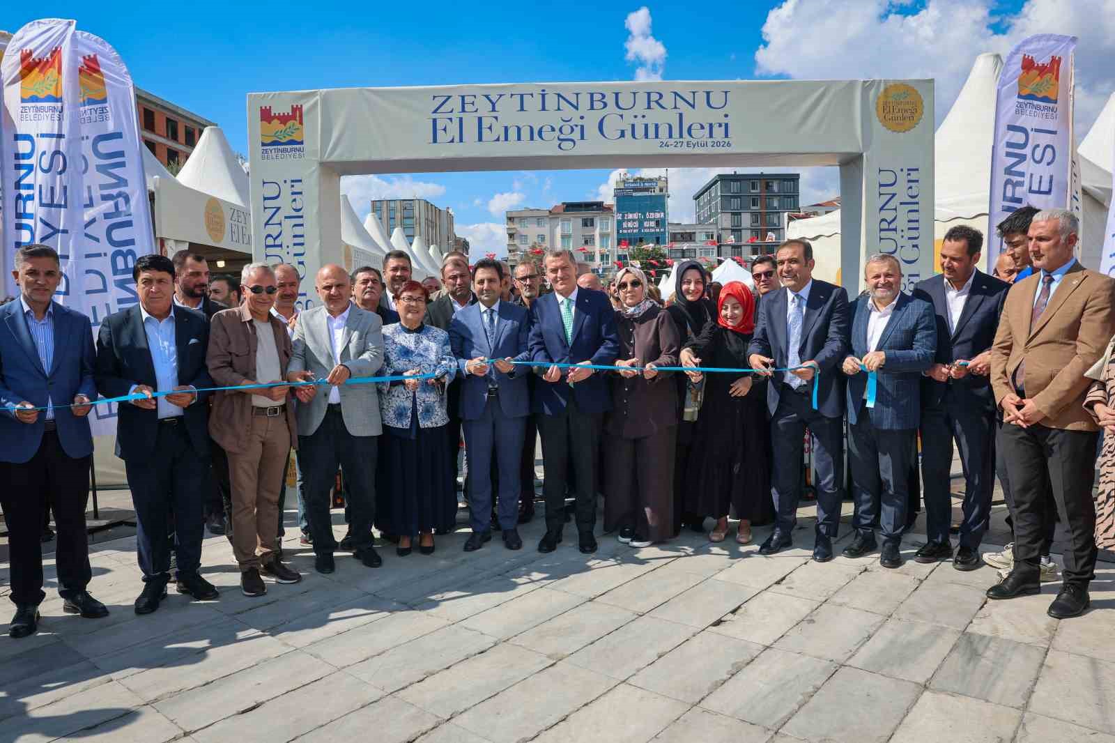 zeytinburnu-nda-kadinlarin-el-emegi-urunleri-15-temmuz-meydani-nda-satisa-cikti
