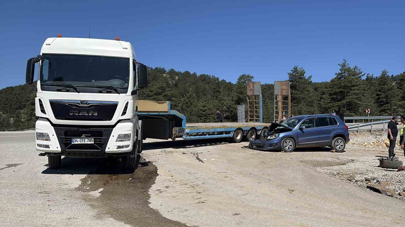 kastamonu-da-otomobil-ile-tir-carpisti-4-yarali