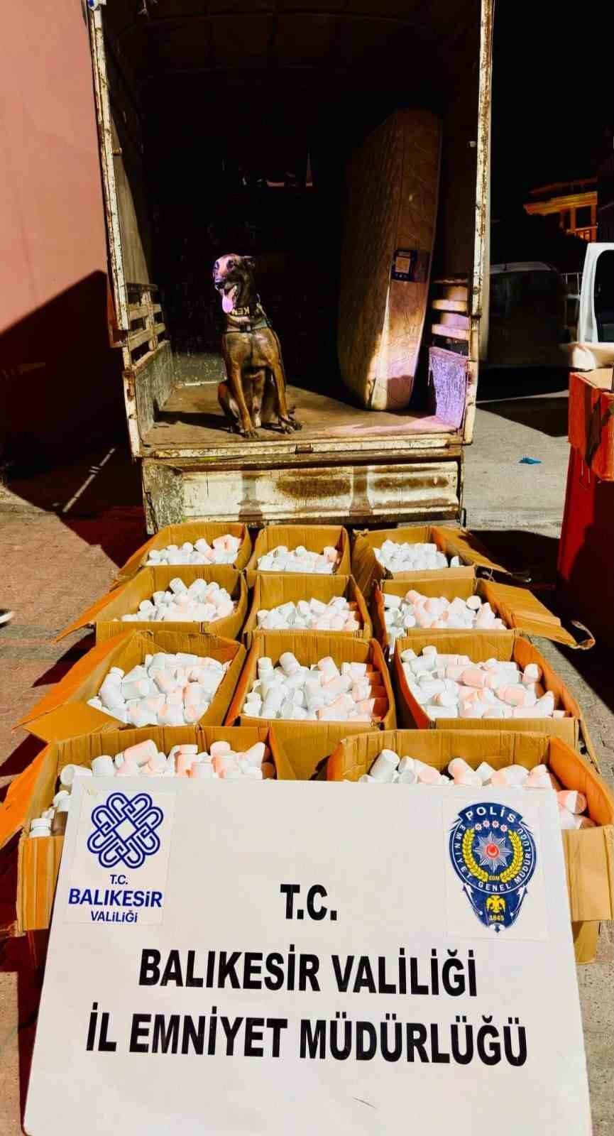 kamyonette-ev-esyasi-tasinmasi-narkotige-takildi-144-bin-900-adet-sentetik-hap-ele-gecirildi