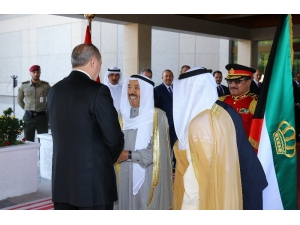 Cumhurbaşkanı Erdoğan, Kuveyt’te Resmi Törenle Karşılandı