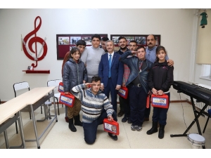 Tahmazoğlu Down Sendromlu Çocukları Ziyaret Etti