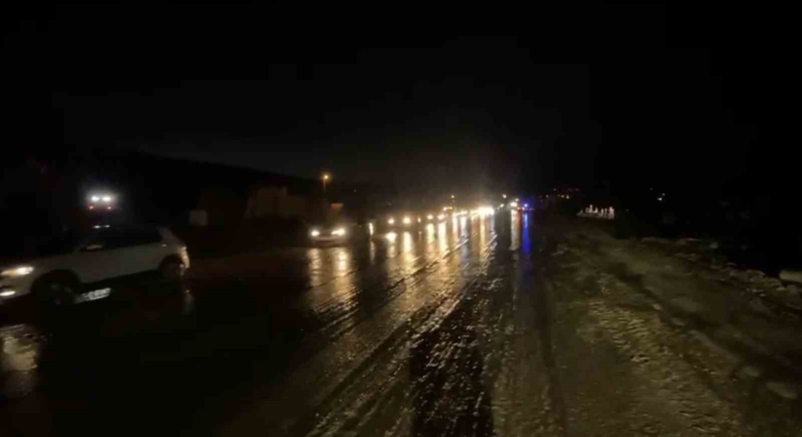 sel-nedeniyle-kapanan-elazig-tunceli-yolu-trafige-acildi