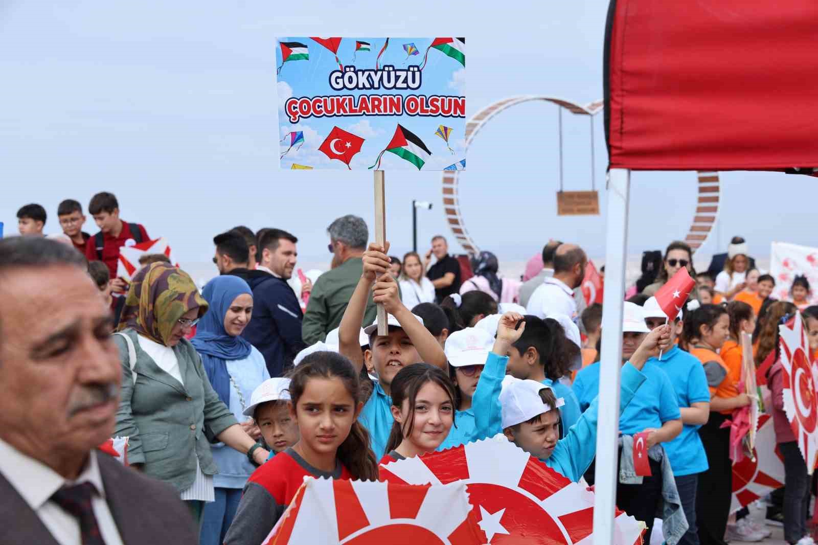 yuzlerce-ucurtma-filistinli-cocuklar-icin-ucuruldu