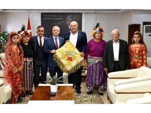 Başkan Kayda’ya, Deveci Poşusu Hediye Edildi