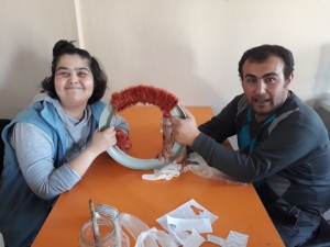 Burhaniye’de Özel Gençler Taş Bebek Yapımını Öğreniyor