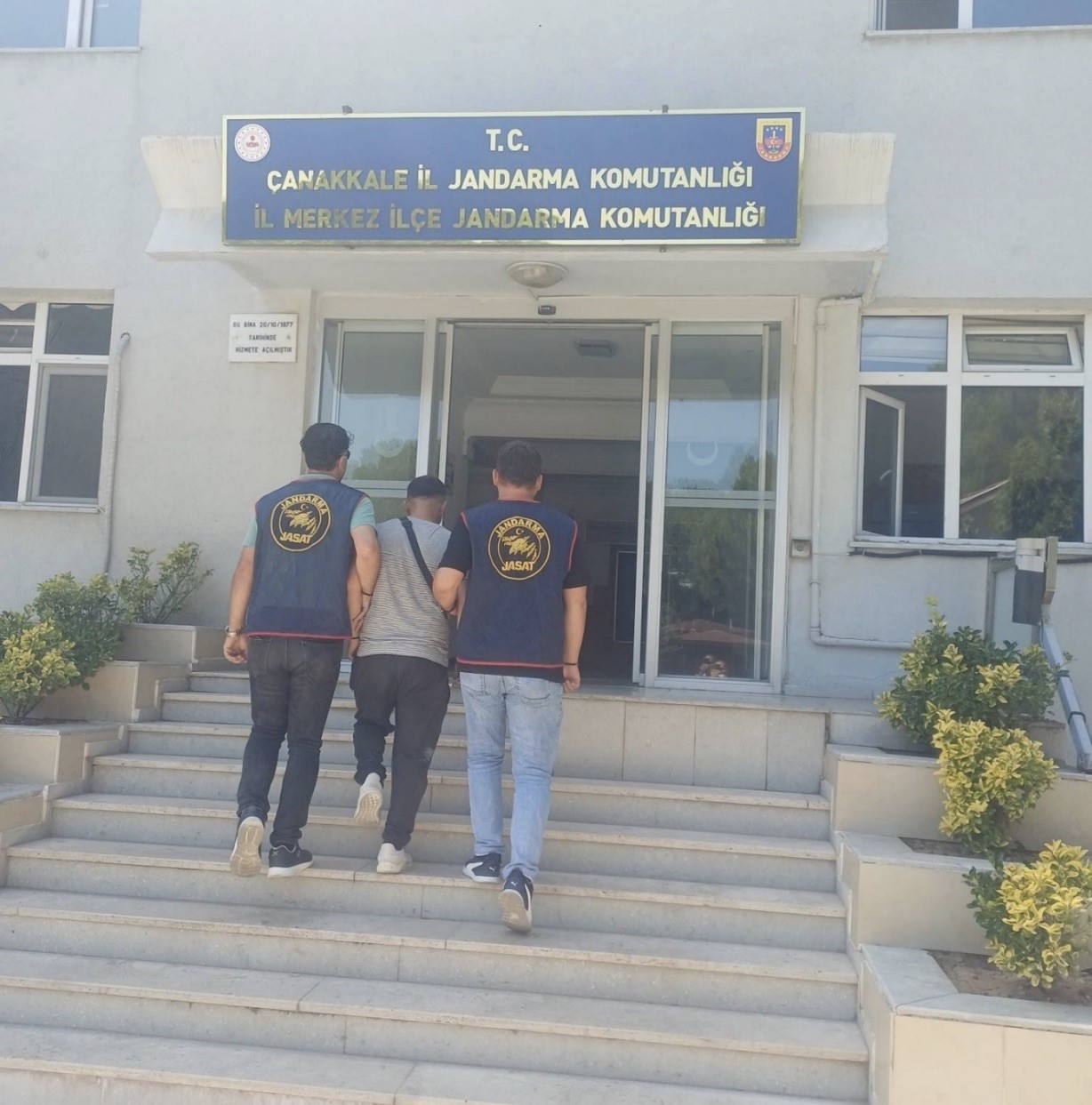 canakkale-de-jandarma-ekipleri-64-supheliyi-yakalandi