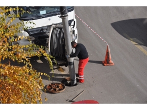 Kars’ta Yağmur Suyu Kanalizasyon Şebekesi Temizleniyor