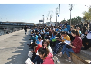 Mudanyalı Çocuklar Sahilde Kitap Okudu