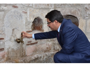 Tarihi Çeşme 25 Yıl Sonra Yeniden Akmaya Başladı
