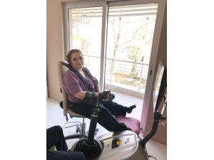 35 Yaşına Kadar 16 Ameliyat Geçiren Kadın Yürümeye Başladı