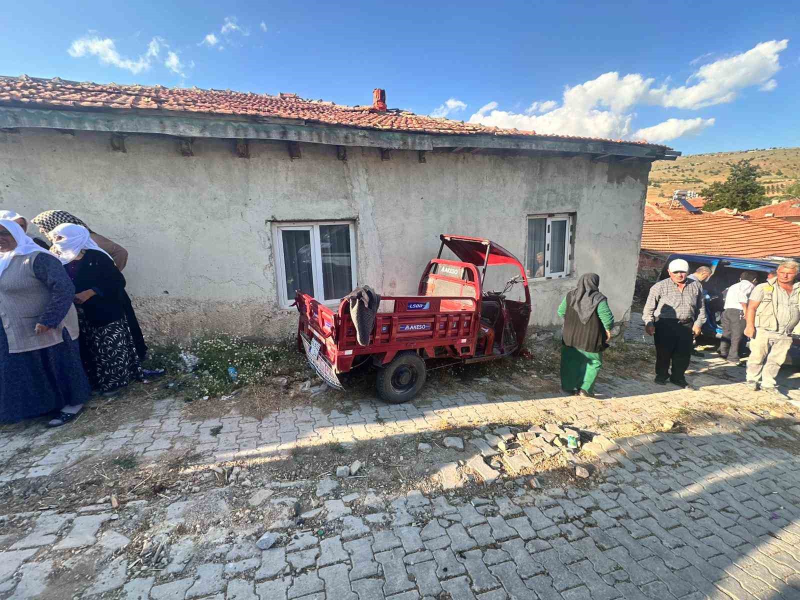 elektrikli-motosiklet-duvara-carpti-6-yarali