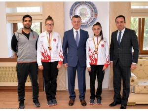 Vali Büyükakın Şampiyonları Kabul Etti