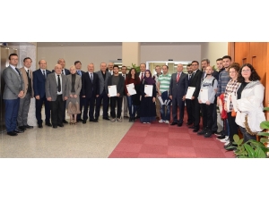 Esogü’de Fakültelerini Birincilikle Kazanan Öğrencilere Kutlama Belgeleri Verildi