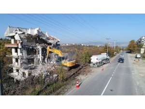 Başiskele’de Metruk Bir Bina Yıkıldı