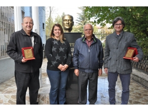 Eski Öğrencilerden Mezun Oldukları Okula Vefalı Davranış