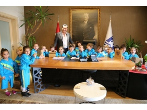 Minik Öğrencilerden Başkan Kocadon’a Ziyaret