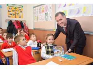 İnegöl Belediyesi Öğrencilere Kitap Dağıttı