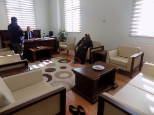 Vali Yardımcısının Makamına Ayakkabılarını Çıkararak Girdi