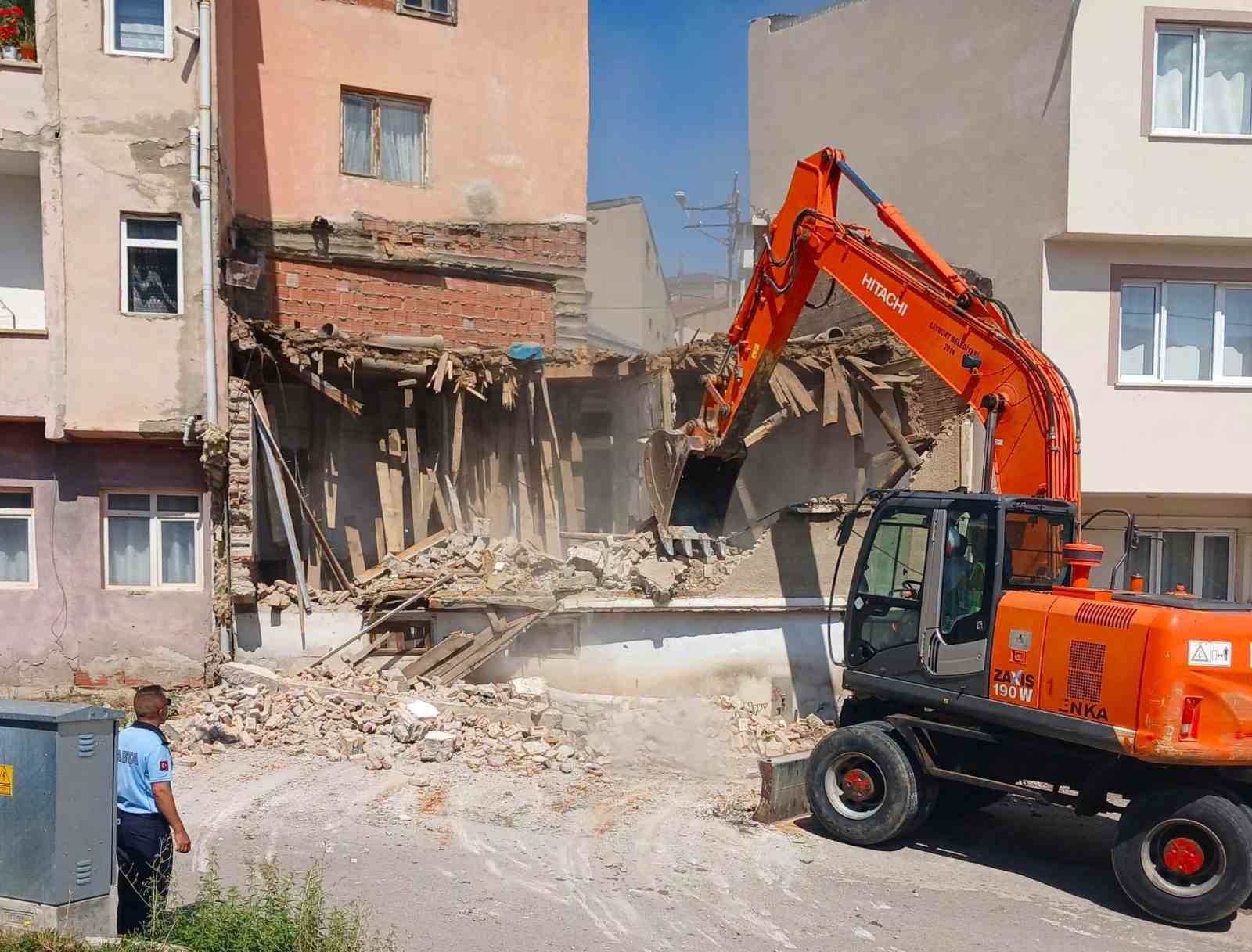 bayburt-ta-metruk-binalar-yikiliyor