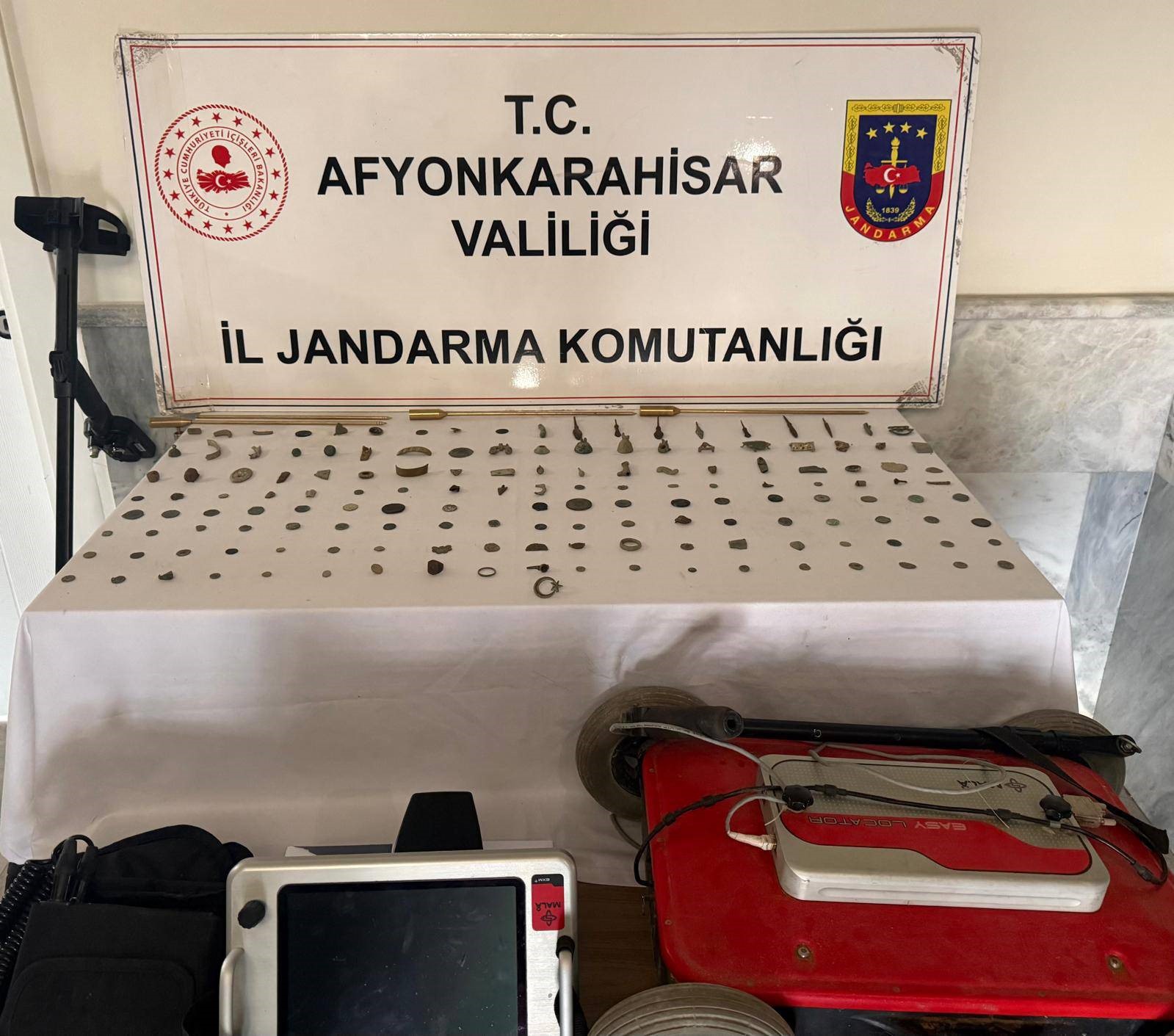 jandarma-tarihi-eser-niteligi-tasiyan-150-adet-sikke-ve-obje-ele-gecirdi