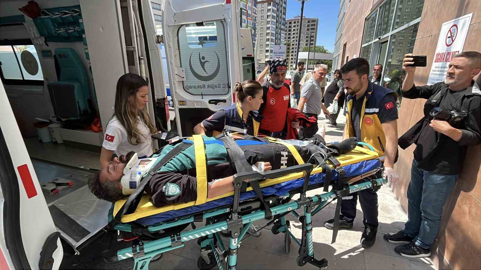 aladaglar-da-mahsur-kalan-dagci-ve-esi-helikopterle-kurtarildi