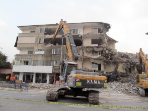 Tapusuz Oturdukları Evlerinden Çıkarılan Vatandaşlar Binayı Yıktırdılar