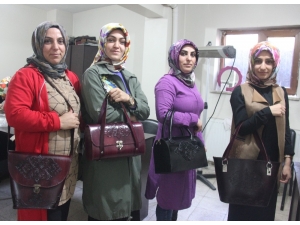 Kadınlar Hem Meslek Öğreniyor, Hem De Para Kazanıyor