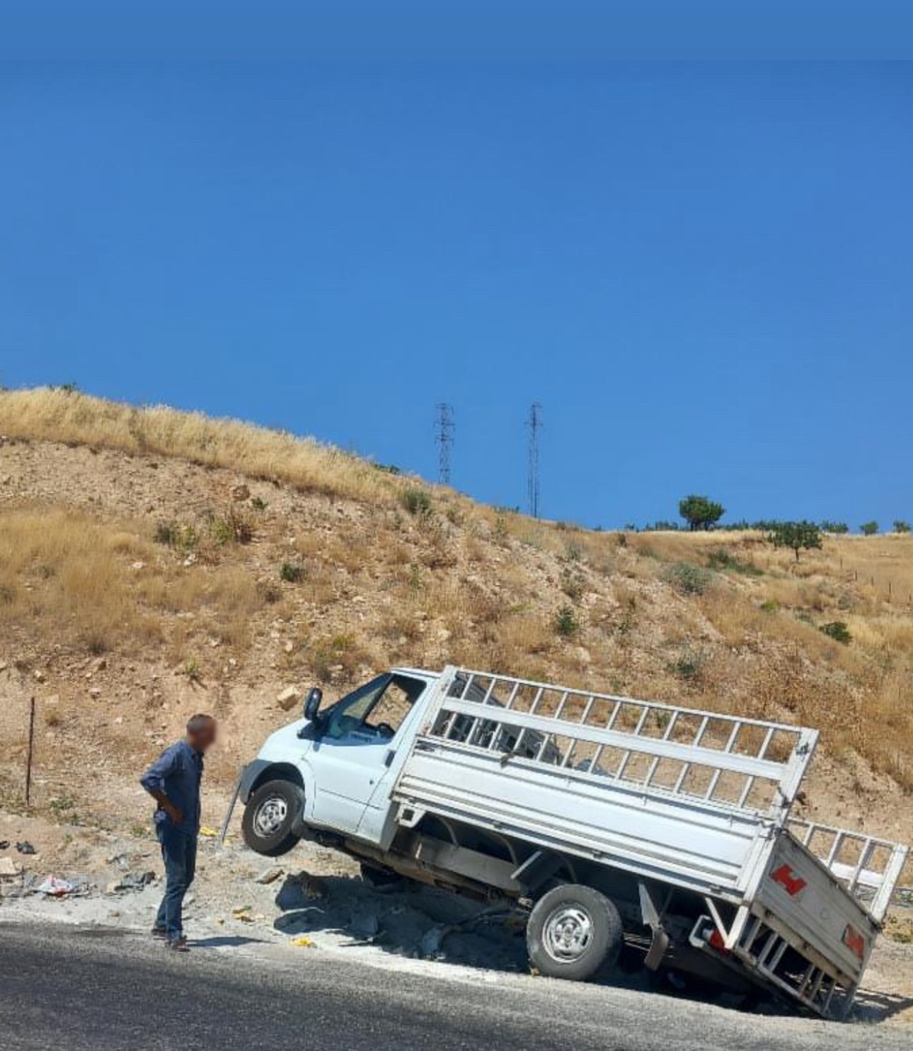 siirt-te-hafif-ticari-arac-yoldan-cikti