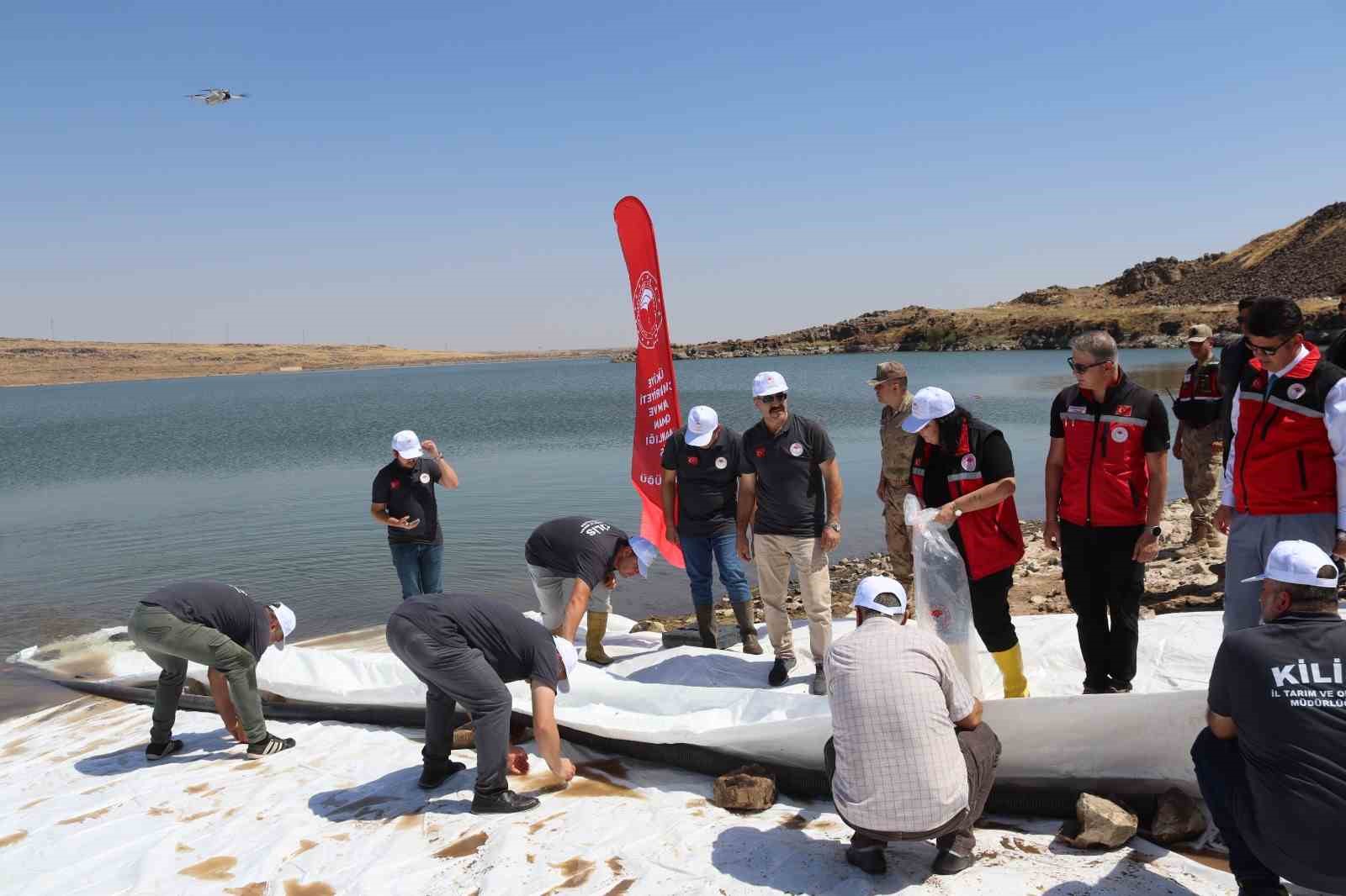 kilis-teki-goletlere-600-bin-adet-yavru-balik-birakildi