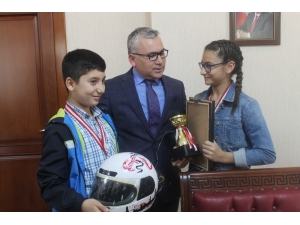 Vali, Mucit Çocukları Ödüllendirdi
