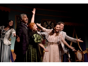 Akidezadeler Manisalı Tiyatro Severlerle Buluştu