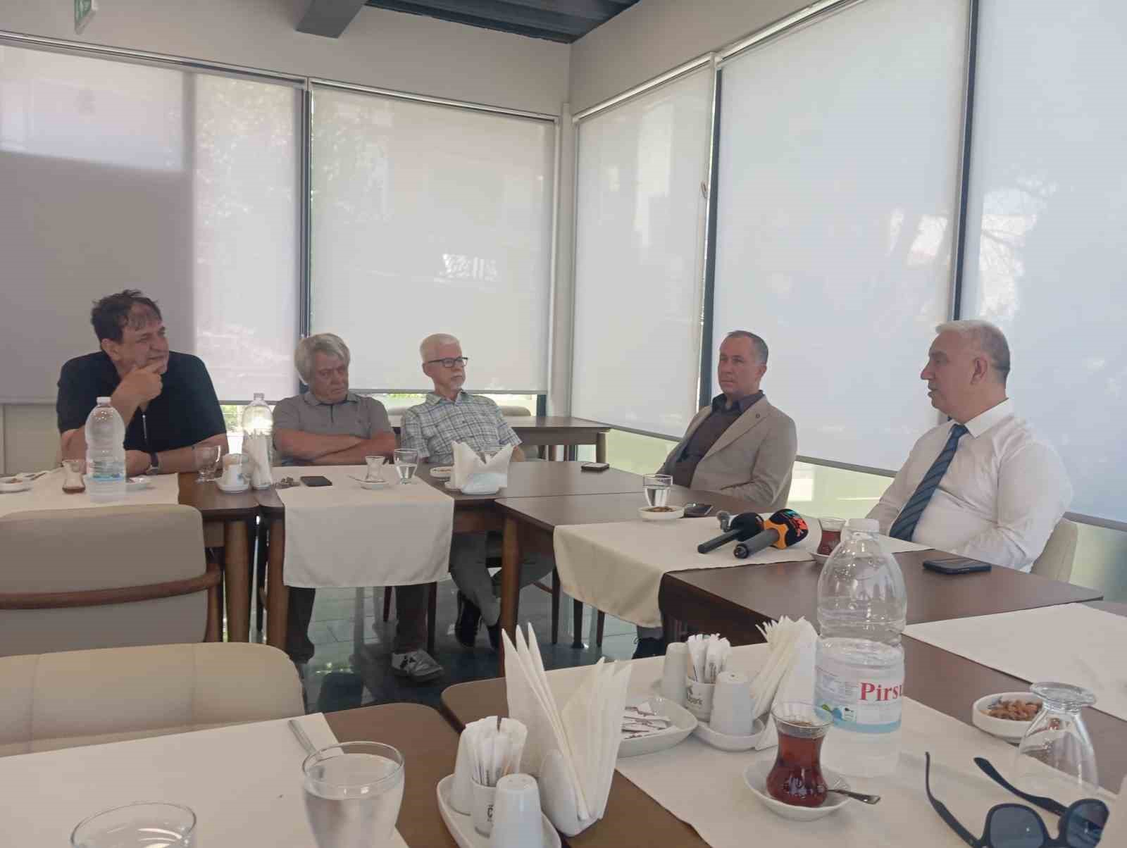 bergama-belediye-baskani-19-meclis-uyesi-ile-yeni-parti-ye-gecti