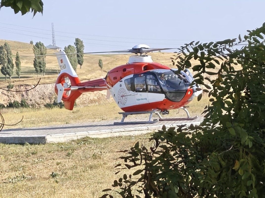 ercis-ten-erzurum-a-helikopter-ambulansla-entube-hasta-nakli