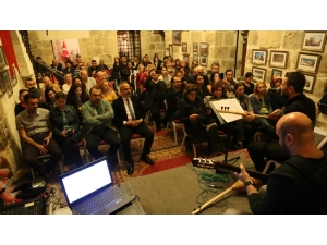 Adanalı Müzikseverler Bağlama İle Resital Gecesi Yaşadı