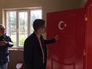 Okul Kapılarına Türk Bayrağı Resmedildi