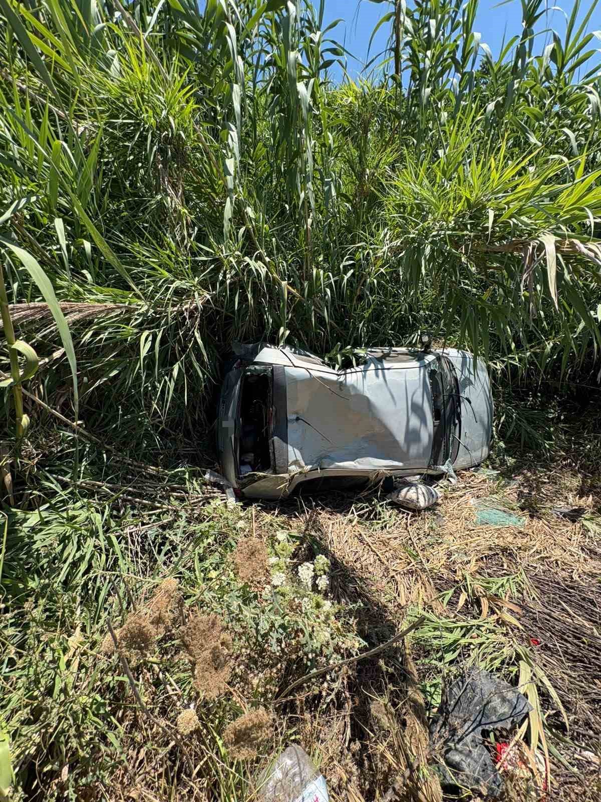 ticari-arac-ile-carpisan-otomobil-bahceye-devrildi-2-yarali