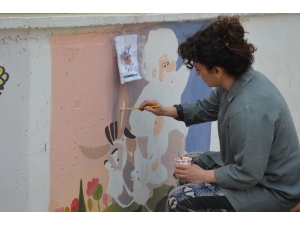 Okulun Duvarlarını Tablo Gibi İşliyor